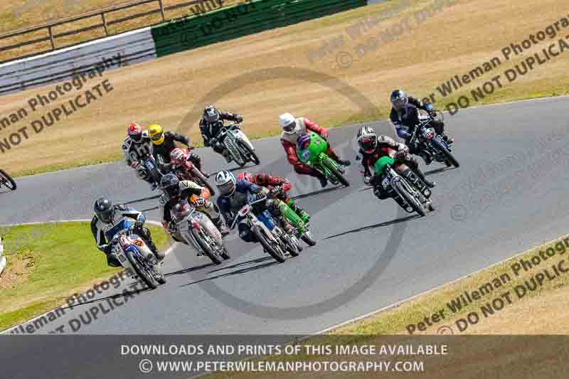 Vintage motorcycle club;eventdigitalimages;mallory park;mallory park trackday photographs;no limits trackdays;peter wileman photography;trackday digital images;trackday photos;vmcc festival 1000 bikes photographs